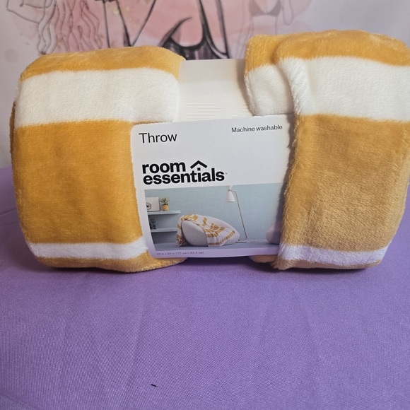 Room Essentials Other - Room Essentials Yellow and White Throw Blanket